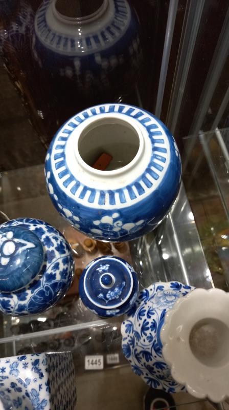 A mixed lot of blue and white ceramics. - Image 7 of 8