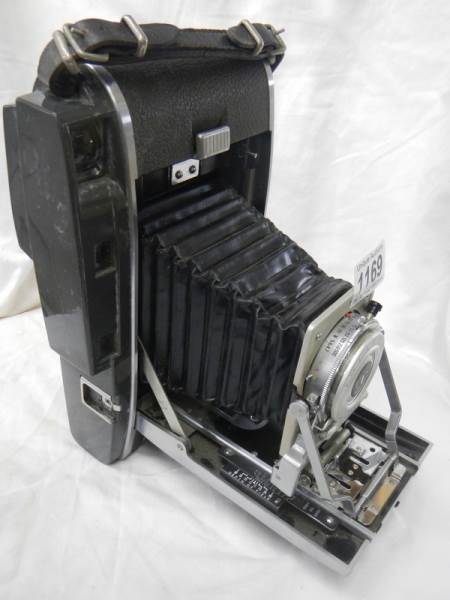 A vintage folding Polaroid camera. - Image 3 of 4