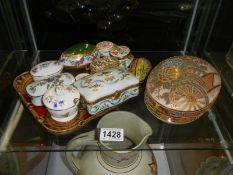 A mixed lot of good ceramic pill boxes.