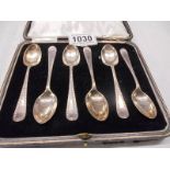 A cased set of six silver teaspoons, 72 grams.