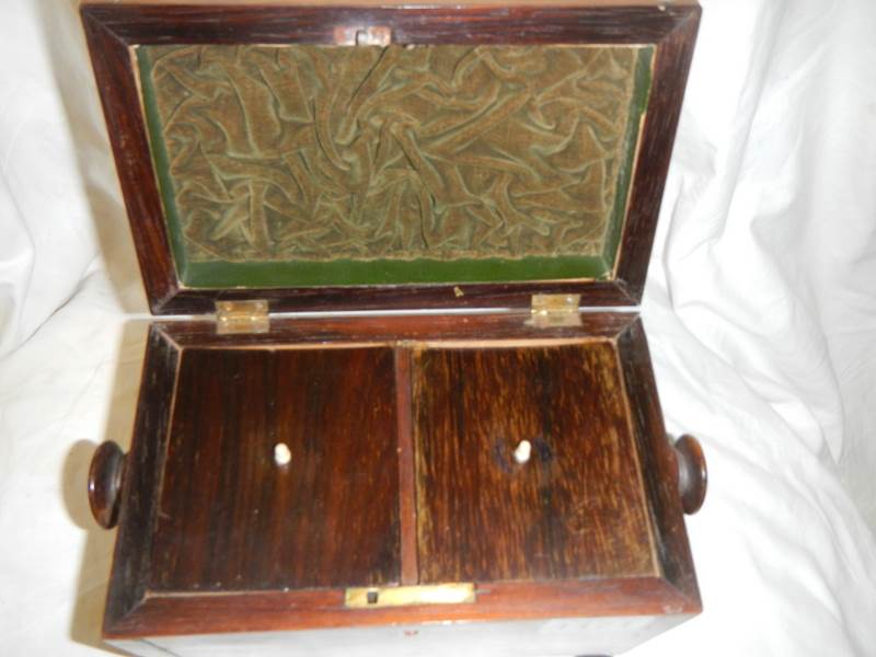 A Victorian rosewood tea caddy in very good condition. - Image 4 of 5