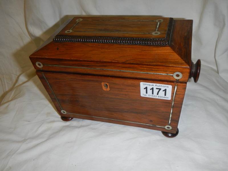 A Victorian rosewood tea caddy in very good condition. - Image 2 of 5