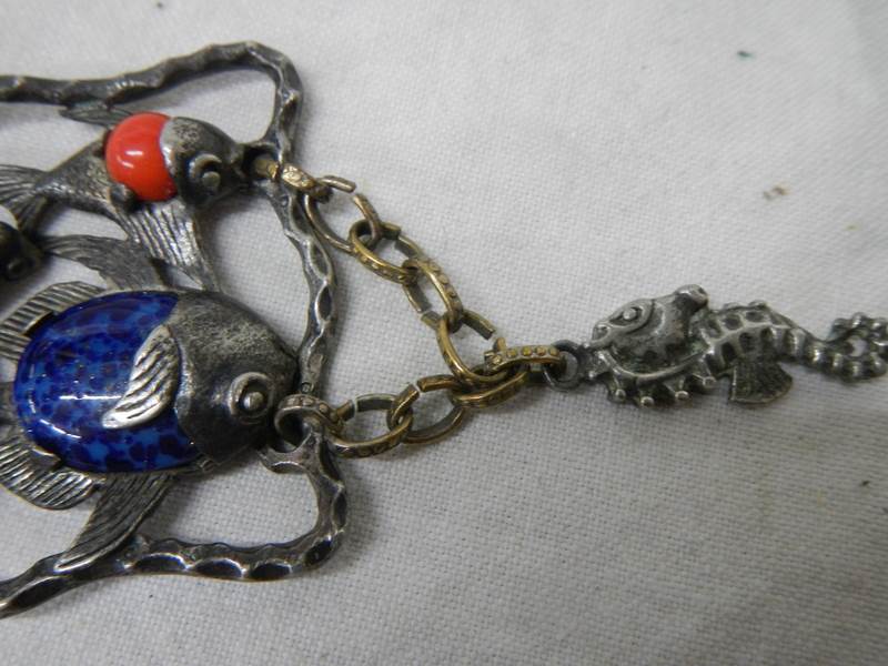 An antique metal bracelet featuring fish inset with various gem stones. - Bild 2 aus 6