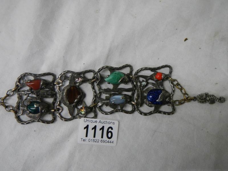 An antique metal bracelet featuring fish inset with various gem stones. - Bild 5 aus 6