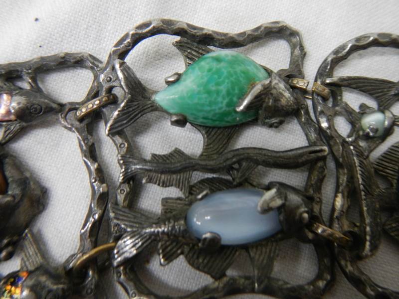 An antique metal bracelet featuring fish inset with various gem stones. - Bild 3 aus 6