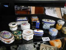 A mixed lot of ceramic pill boxes.