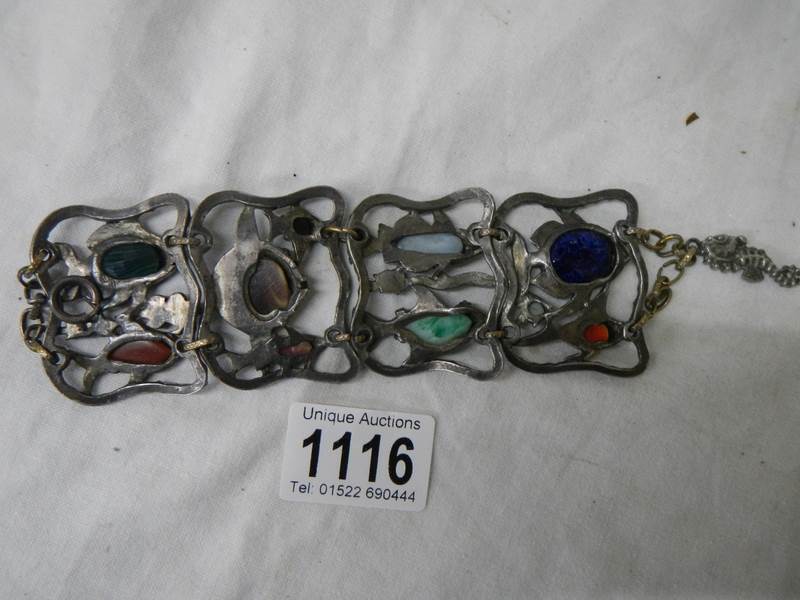 An antique metal bracelet featuring fish inset with various gem stones. - Bild 6 aus 6