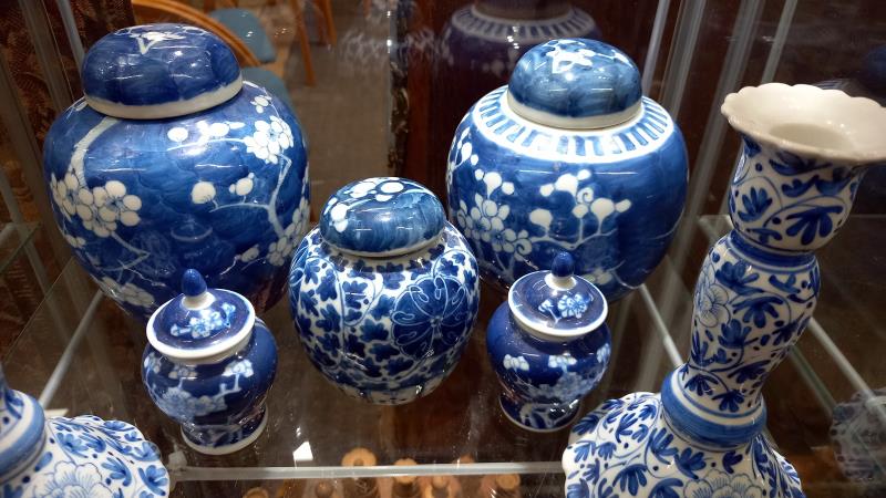 A mixed lot of blue and white ceramics. - Image 4 of 8