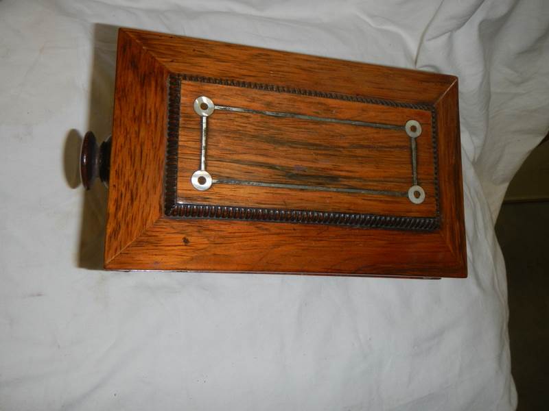 A Victorian rosewood tea caddy in very good condition. - Image 3 of 5