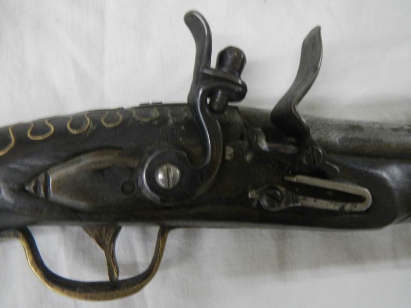 A 19th century flint lock pistol with brass inlay. - Bild 3 aus 4