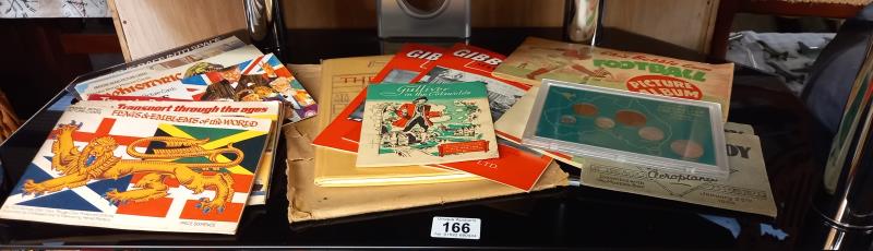 A good lot of ephemera, books and cards