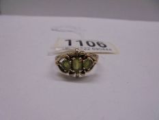 A gold ring set three green stones, size S half, 3.8 grams.