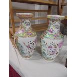 A pair of Chinese vases, 36 cm tall.