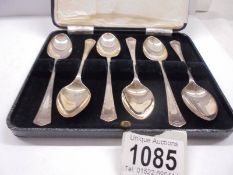 A cased set of silver teaspoons, 65 grams.