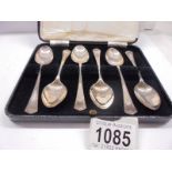 A cased set of silver teaspoons, 65 grams.