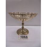 A silver footed bon bon dish, 87 grams.