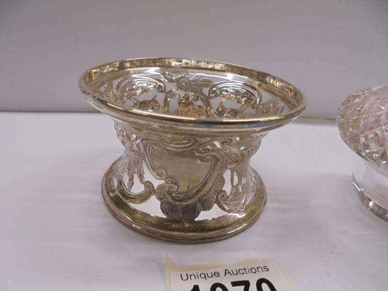 A good glass inkwell resting in a silver stand and with a silver top, (stand 71 grams) - Image 4 of 4