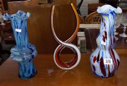 2 coloured glass vases and an art glass love knot sculpture