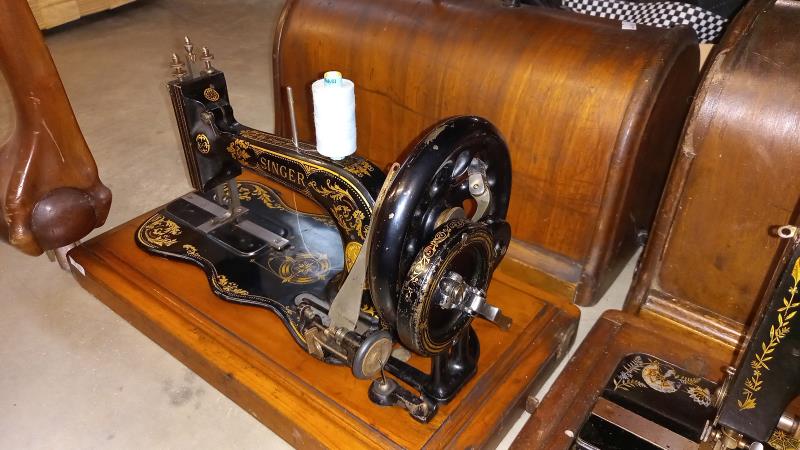 A cased Singer sewing machine (late 19th century) and 1 other early cased Singer sewing machine, - Image 3 of 5