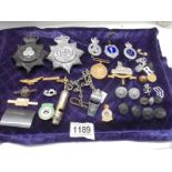 A mixed lot of badges and buttons including Lincolnshire Constabulary.