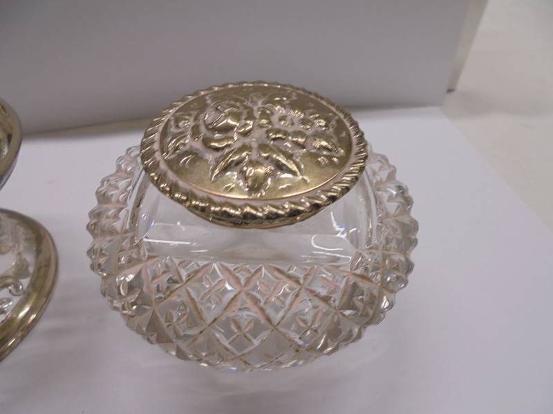 A good glass inkwell resting in a silver stand and with a silver top, (stand 71 grams) - Image 3 of 4