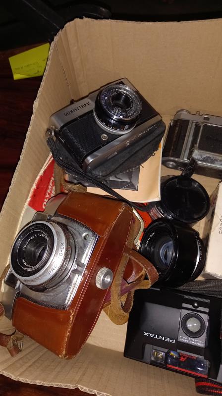 A quantity vintage cameras and lenses including Kodak Retina, Adox Pronto-LK, Qlympus Trip 35 - Image 3 of 3