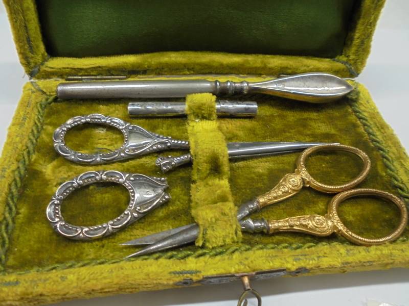 A mixed lot including silhouette brooch, cameo brooch part manicure set etc., - Image 2 of 6