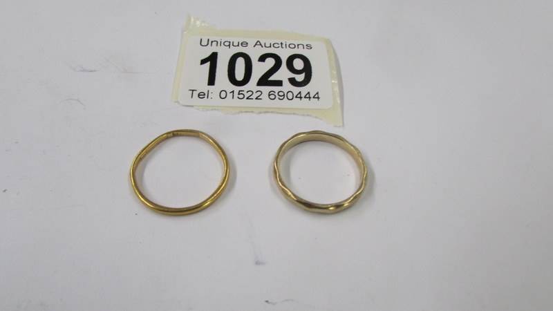 Two gold wedding rings, 4 grams.