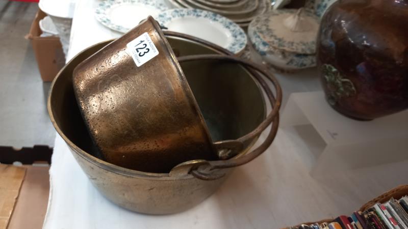 2 Victorian brass jam pans & a copper vase. COLLECT ONLY - Image 3 of 3