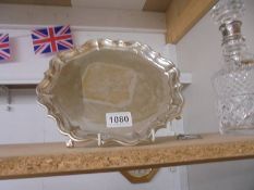 A silver card tray on four feet, approximately 580 grams.