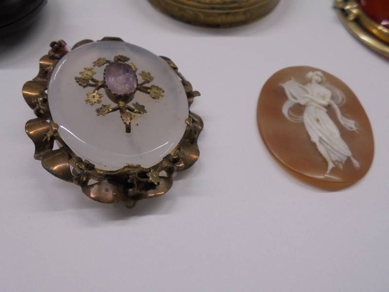 A mixed lot including silhouette brooch, cameo brooch part manicure set etc., - Image 6 of 6