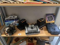A quantity of vintage cameras inbcluding Kodak, Polaroid etc