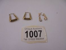 Two pairs of gold earrings, 1.3 grams.
