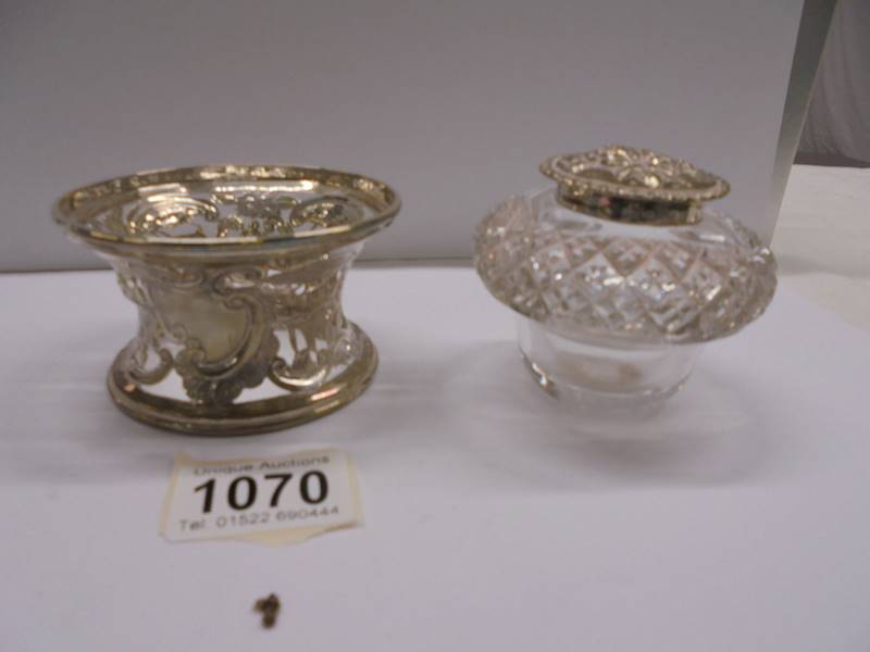 A good glass inkwell resting in a silver stand and with a silver top, (stand 71 grams) - Image 2 of 4