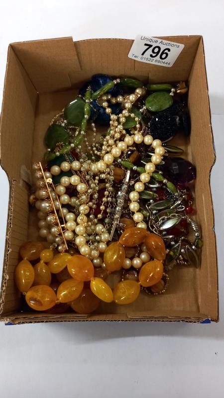 A mixed lot of necklaces - Image 2 of 2