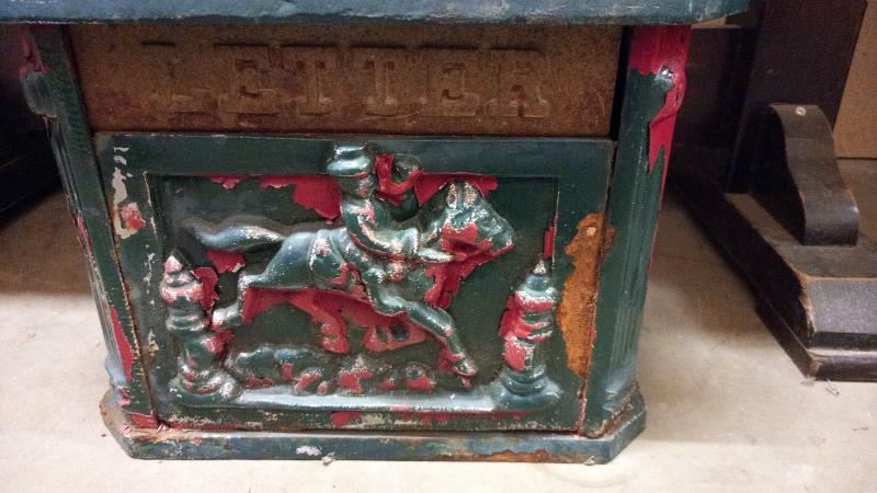 A heavy cast iron letter box, unlocked (no key) - Image 2 of 5