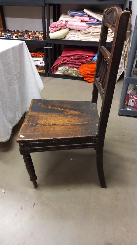 A 19th century oak hall chair with spindle & carved back - Image 4 of 4