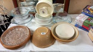 A good lot of kitchen bowls, dishes etc including Mason and Cash, Pyrex etc