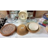 A good lot of kitchen bowls, dishes etc including Mason and Cash, Pyrex etc