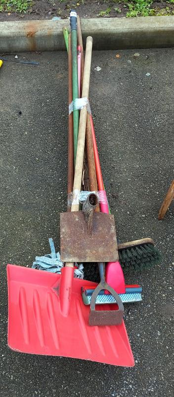 A bundle of garden tools including snow shovel & how etc. COLLECT ONLY