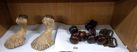 A set of 8 Victorian pine chest of drawer knobs with wooden screws & 2 cast iron sink/bath feet