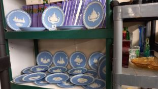 25 boxed Christmas Wedgwood plates from 1969 to 1985 plus 2 unboxed