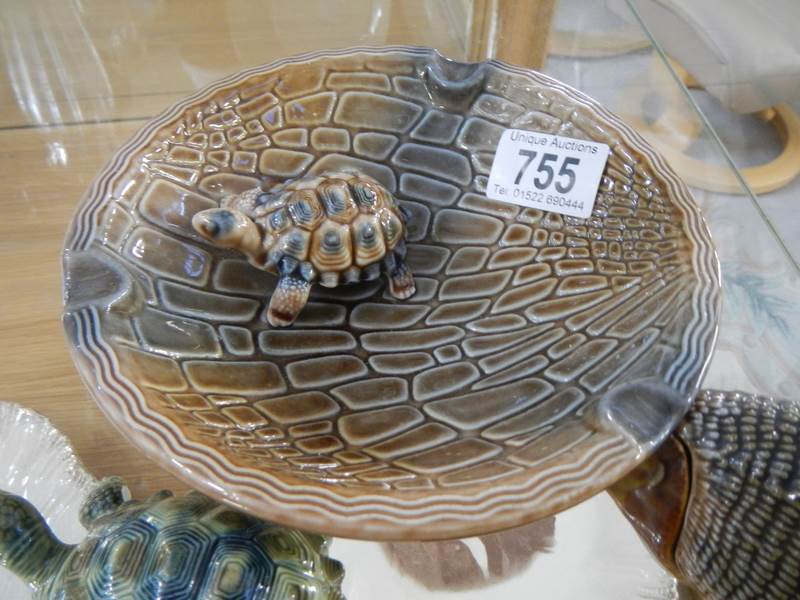 A collection of Wade tortoises and a hedgehog trinket pot. - Image 2 of 3