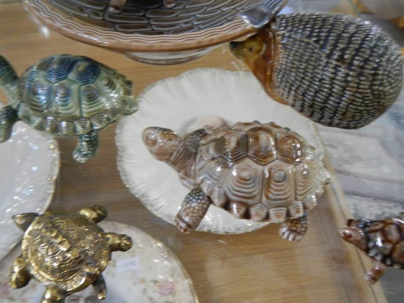 A collection of Wade tortoises and a hedgehog trinket pot. - Image 3 of 3