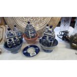 A quantity of gilded blue & white oriental style lidded jars etc