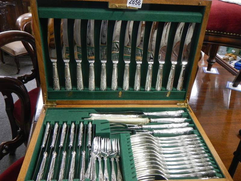 A superb quality canteen of cutlery in a two drawer case. COLLECT ONLY. - Image 4 of 13