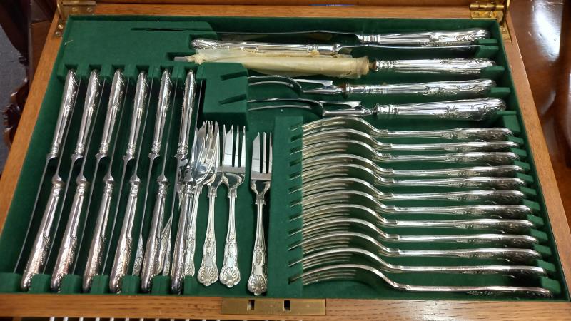 A superb quality canteen of cutlery in a two drawer case. COLLECT ONLY. - Image 9 of 13