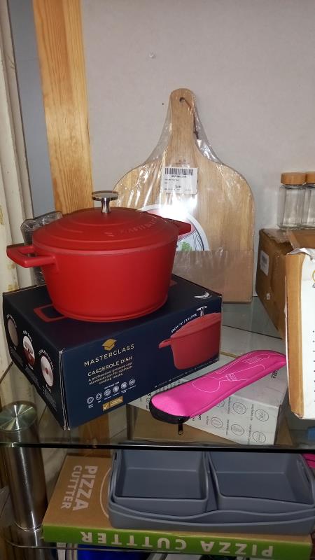 A quantity of 'new' kitchen items, includes casserole dish, baking trays, pizza slice, chopping - Image 2 of 5