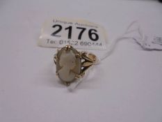 A gold cameo ring, size L, 2.5 grams.