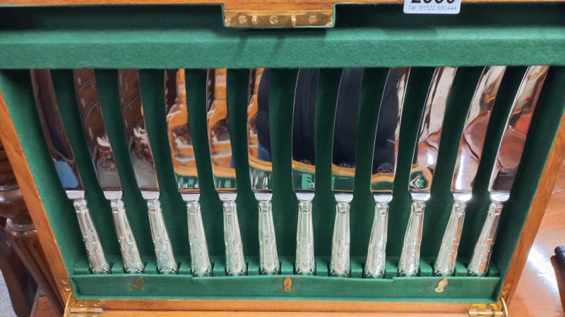 A superb quality canteen of cutlery in a two drawer case. COLLECT ONLY. - Image 8 of 13
